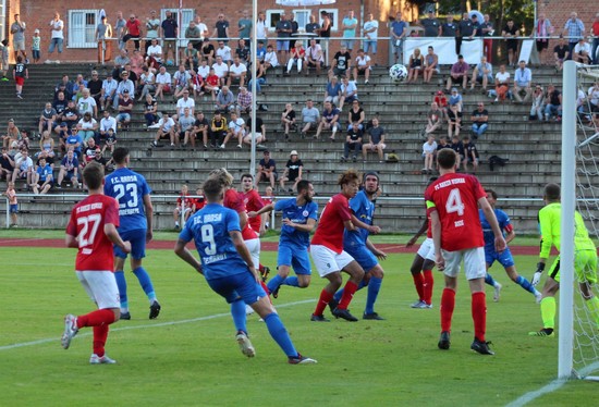 Zwölf Spieler im Ankerstrafraum Spielszene 2