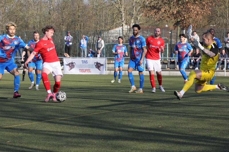 Julian Wallenta (Anker Wismar) erzielt das 3:0. Mateusz Daniel Mika (Tasmania Berlin) kann nicht mehr parieren