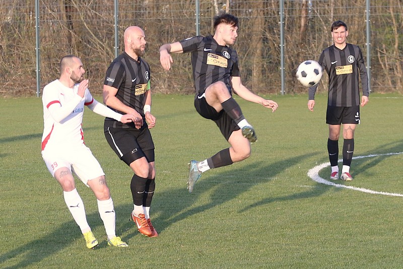 Torsch&uuml;tze zum 1:0 Evgeni Pataman